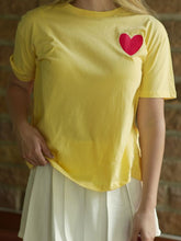 Cargar imagen en el visor de la galería, Camiseta Dina corazón amor Mantequilla
