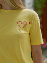 Cargar imagen en el visor de la galería, Camiseta Dina corazón doble Mantequilla
