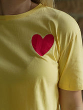 Cargar imagen en el visor de la galería, Camiseta Dina corazón amor Mantequilla
