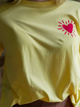 Cargar imagen en el visor de la galería, Camiseta Dina corazon destellos Mantequilla

