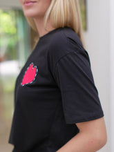 Cargar imagen en el visor de la galería, Camiseta Dina corazón amor Negro
