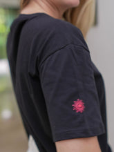 Cargar imagen en el visor de la galería, Camiseta Dina corazón amor Negro
