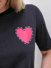 Cargar imagen en el visor de la galería, Camiseta Dina corazón amor Negro
