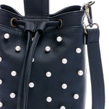 Cargar imagen en el visor de la galería, BOLSO MANOS LIBRES PARA MUJER HONG KONG NEGRO CON PERLAS

