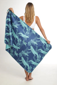 Toalla playera de microfibra Ballena Azul