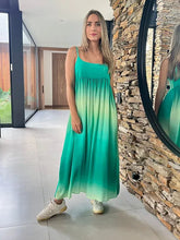 Cargar imagen en el visor de la galería, Vestido Cereza Verde
